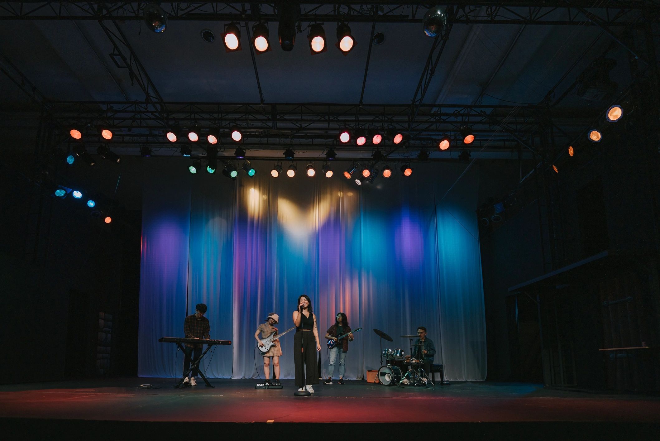 Rising Seas style live band performance on stage